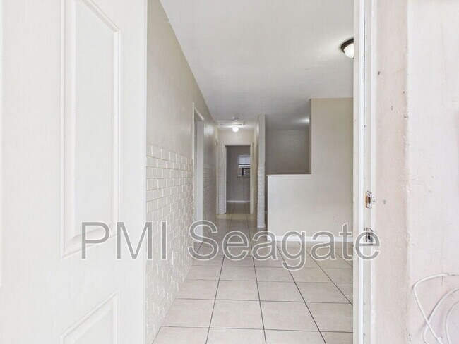 Foto del edificio - 2711 NW 1st St