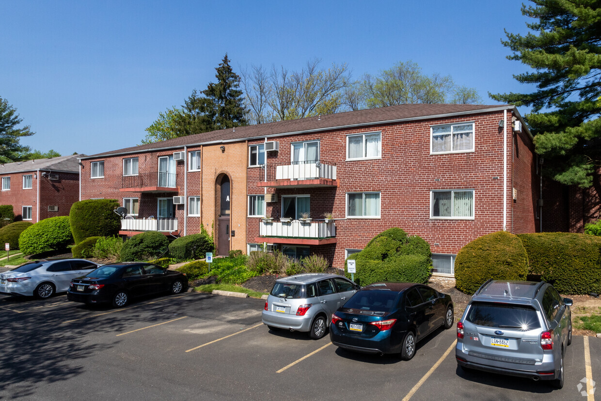 Primary Photo - Forest Glen Condominiums