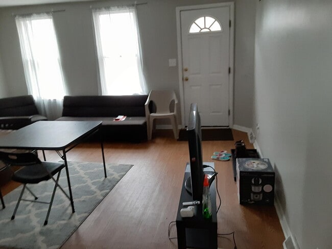 living room, w front door - 1729 Carey Way