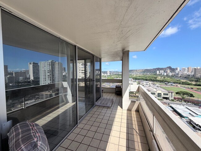 Foto del edificio - Spacious 2-Bedroom Condo with Diamond Head Views & 2 Parking Stalls at Ala Wai Plaza Skyrise