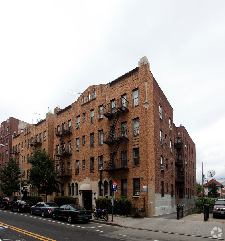 Primary Photo - 40-59-40-67 Hampton St