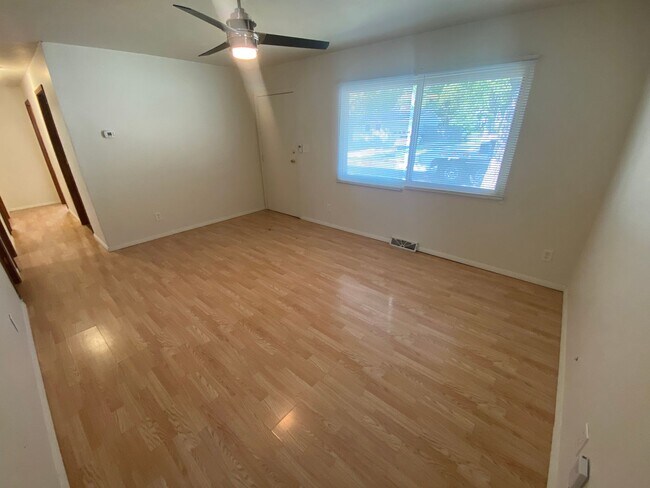 Building Photo - 4 Bedroom, 2 Bath Single Family Home