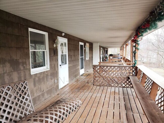 Building Photo - 183 Munch Dr