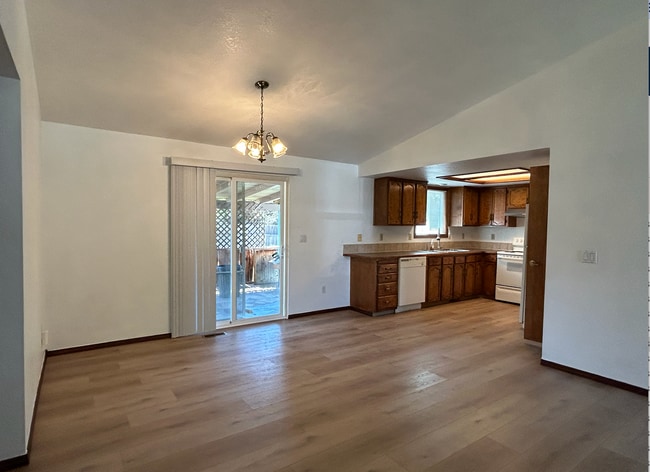 Building Photo - 1033 E Chateau Dr