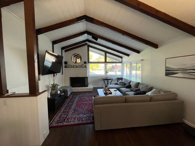 Foto del edificio - Charming 3-Bedroom Home with Pool in West ...