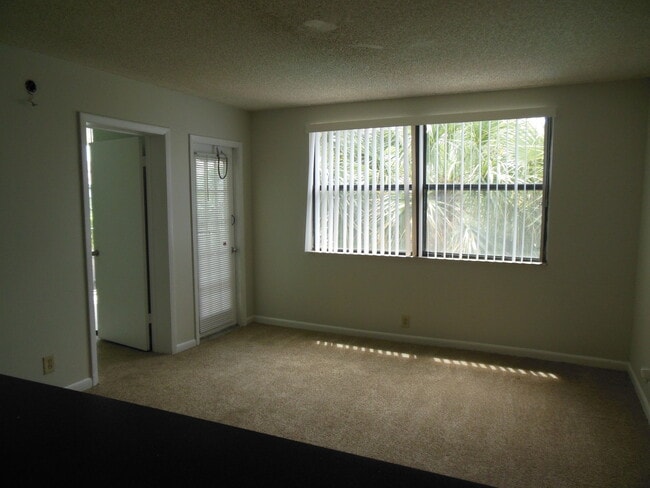 Building Photo - ONE BEDROOM ONE BATHROOM! Pool view!! WATE...