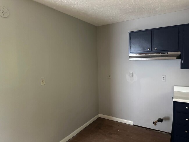 Foto del edificio - COMING SOON! Charming Split-Level Single-F...