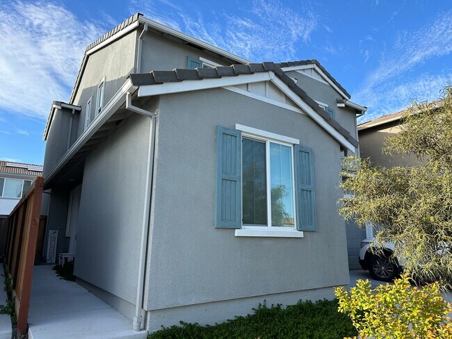 Foto del edificio - NEWER HOME WITH SOLAR