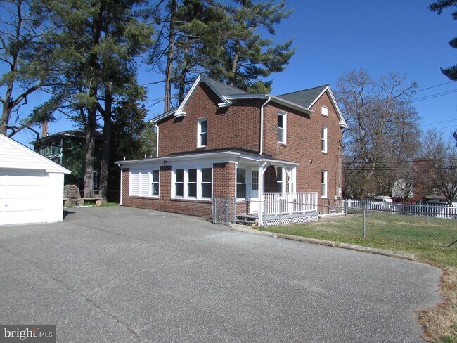 Foto del edificio - 8700 Maple Ave