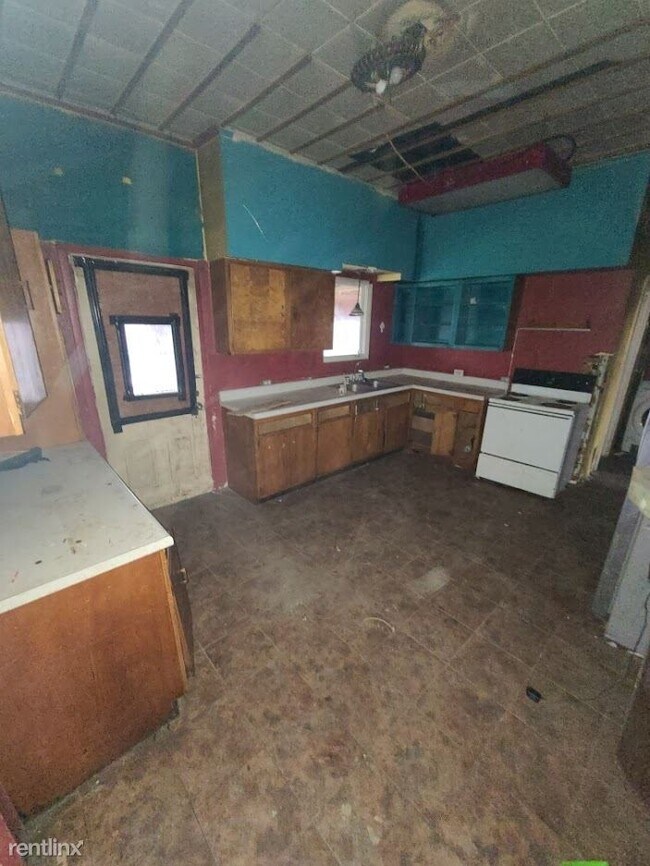 Building Photo - 4 br, 2 bath House - 309 South Pleasant St...