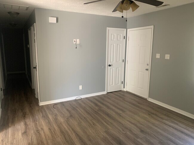 Livingroom1 - 791 Rosebud Run