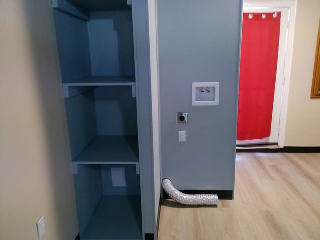 Building Photo - 1 Bedroom Newly Renovated Apartment Move-In Ready