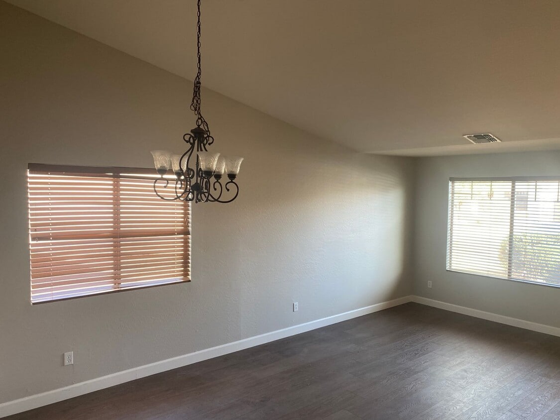 Foto principal - 3 bed 2 bath