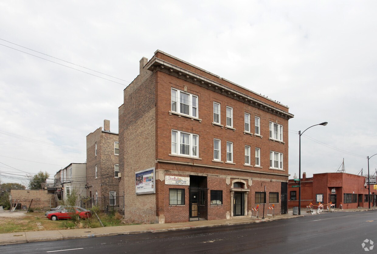 Building Photo - 314-318 E Pershing Rd