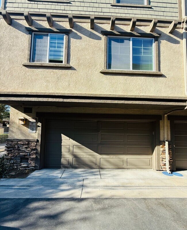 Foto del edificio - Remodelled 4 Bedroom Townhome for Lease in...