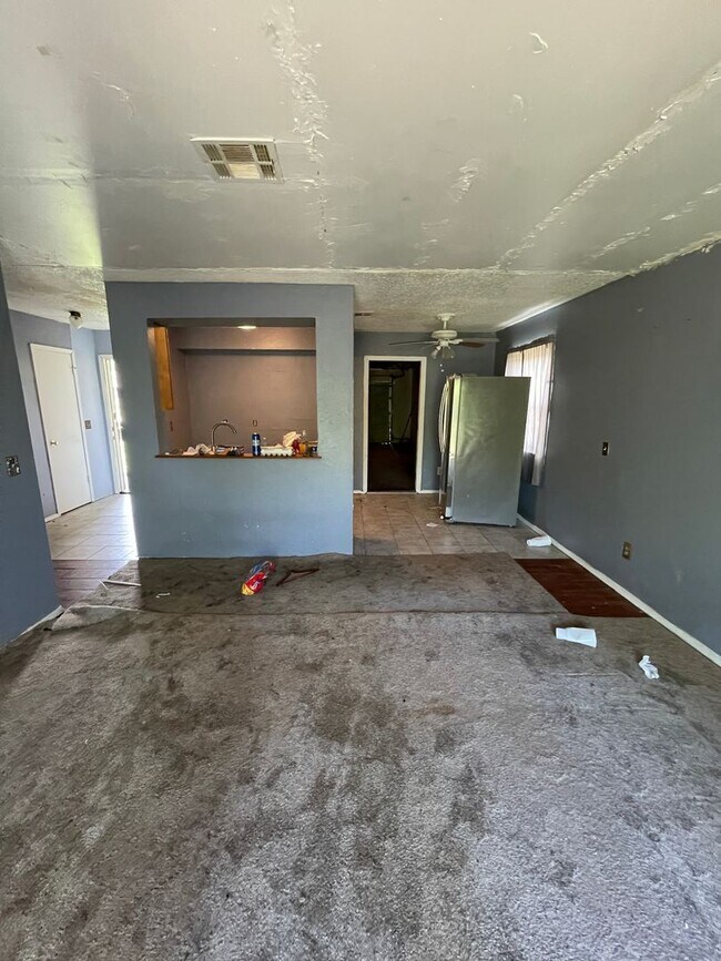 Foto del edificio - 3BD Home needing some TLC!! Has Fenced in Backyard & a 2-Car Garage!!