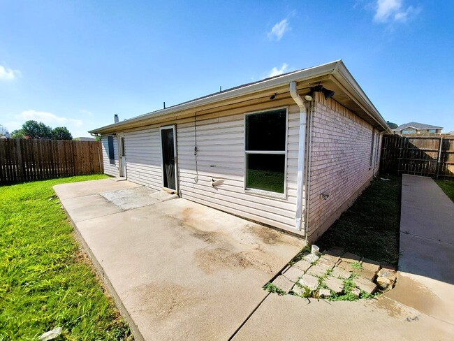 Building Photo - 1330 Blazing Star Trl