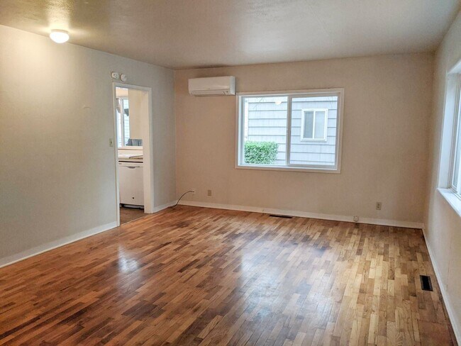 Building Photo - West University 4 bed/2 bath house with fe...