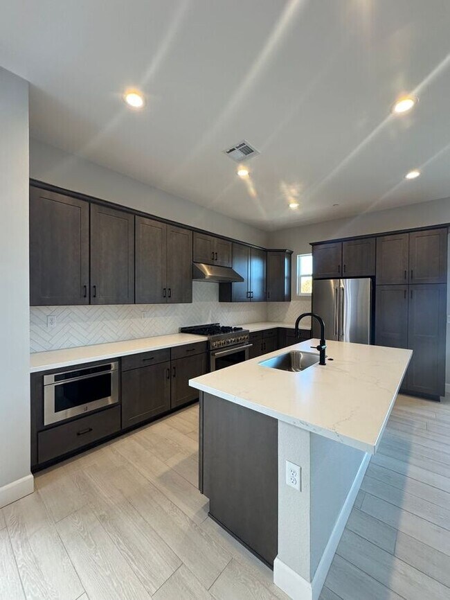 Building Photo - Elevated Luxury Living Steps from Lakeridge Golf Course – Brand-New Toll Brothers Home