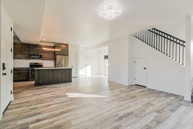 Building Photo - Spacious 3 Bed, 3 Bath Pet-Friendly Home w...