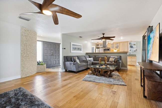 Building Photo - 12 Fairway Dr