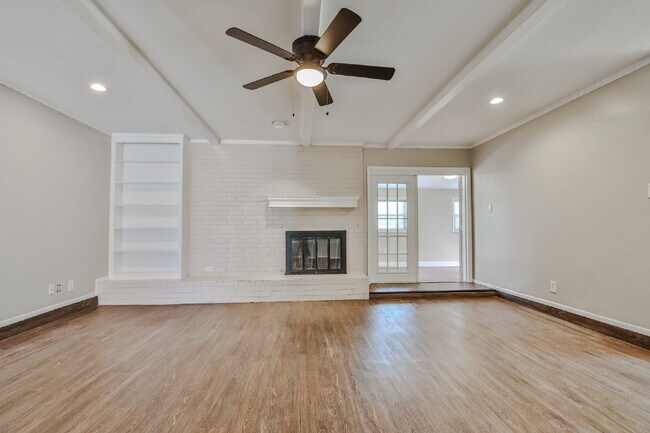 Building Photo - Spacious and Gorgeous 3/2 in Northwest Lub...
