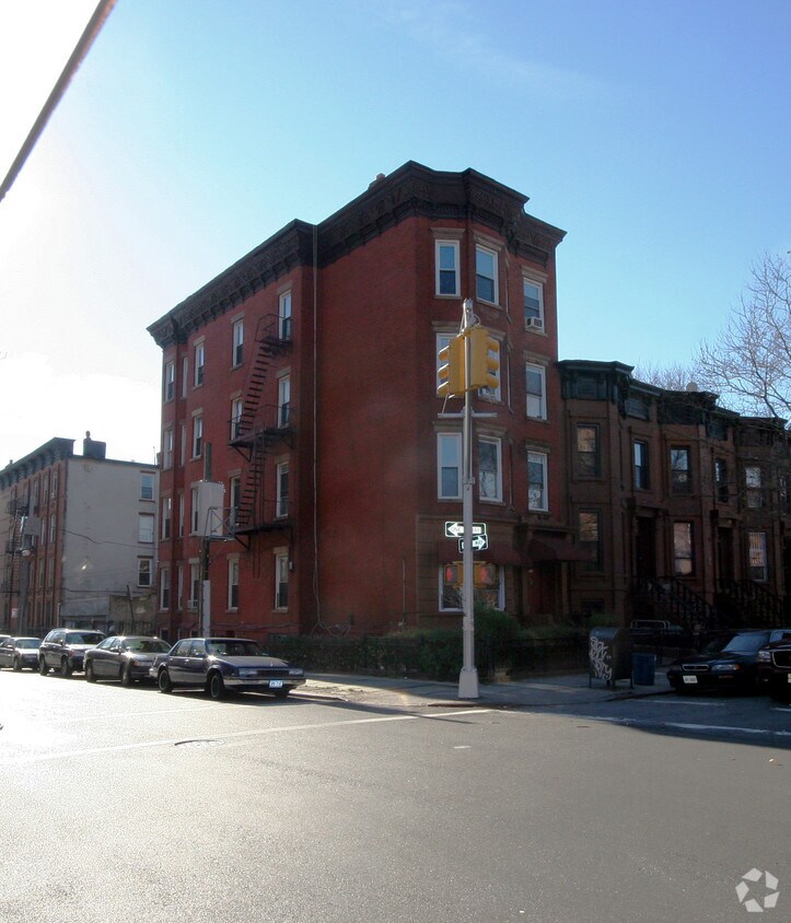 Building Photo 12/03/06 - 560 Madison St