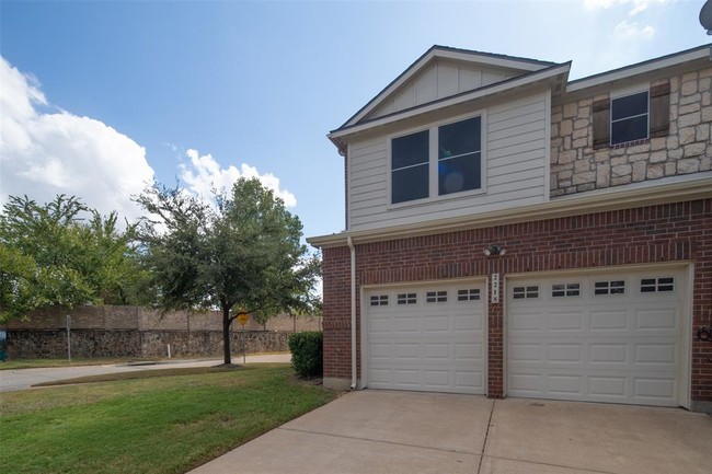 Building Photo - 2215 Canterbury Park Dr