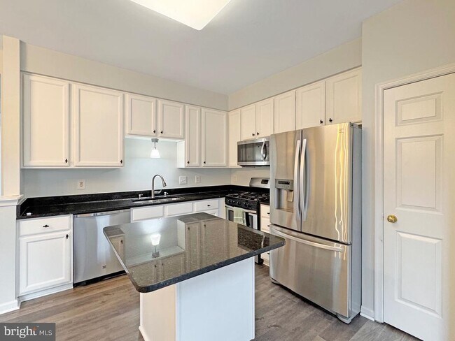 Foto del edificio - 25415 Morse Dr