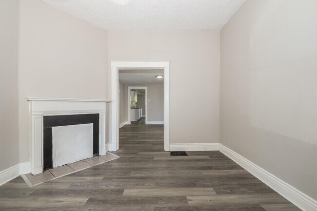 Building Photo - 726 S 35th St