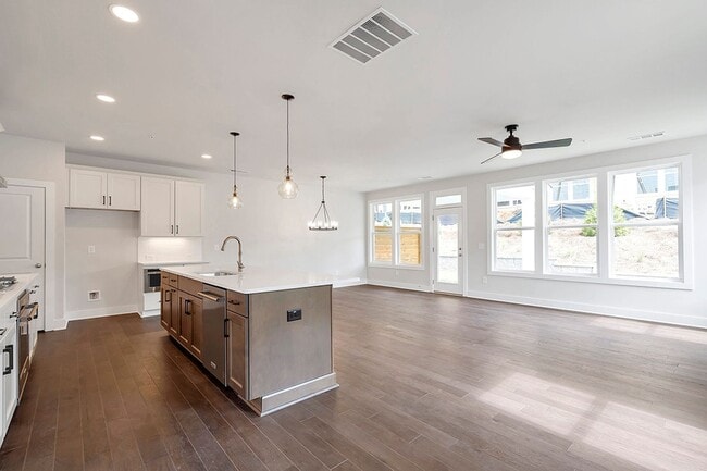 Building Photo - Luxury Westshore Townhome