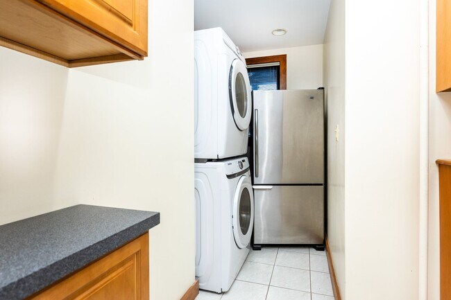 Foto del edificio - Large 3BR Near Coolidge Corner | 1,300 SF | W/D in Unit | Central A/C | 9/1