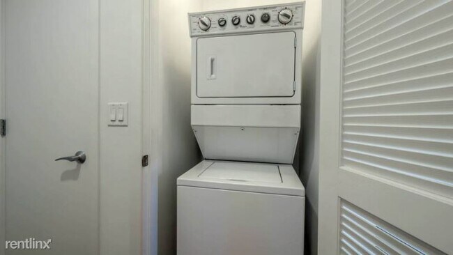 Building Photo - Studio, 1 bath Apartment - 1255 N Wells St