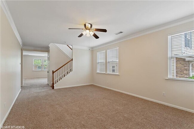 Foto del edificio - 379 Roseglen Dr NW
