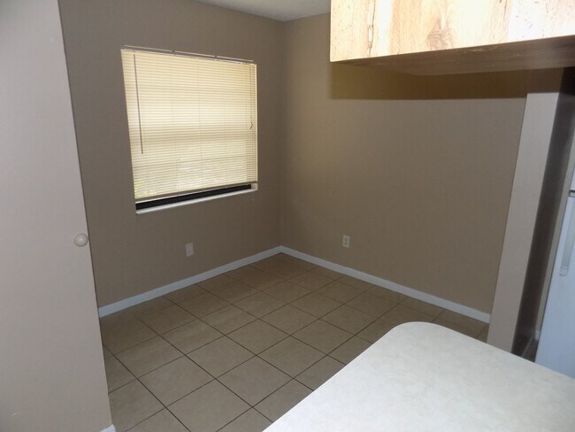 Building Photo - Spacious 2/2 Duplex IN Zephyrhills
