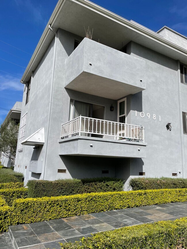 Foto del edificio - 10981 Rose Ave