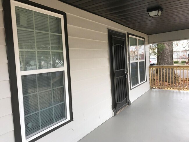 Building Photo - 3 Bedroom House