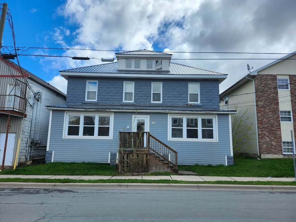 Primary Photo - 385 Lutz St