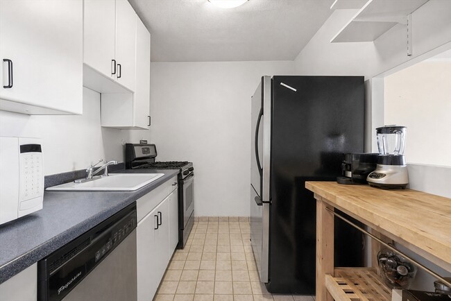 Building Photo - 8 Whittier Pl