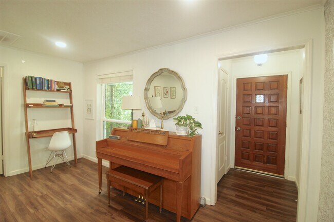 Foto del edificio - 1803 Oaklawn St
