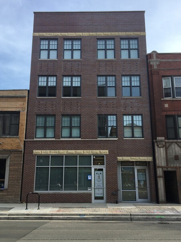 Foto principal - 1843 W Irving Park Rd