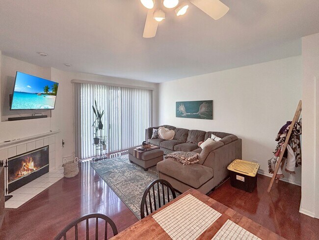 Foto del edificio - Updated 2-Bed, 2.5-Bath Townhome with Mode...