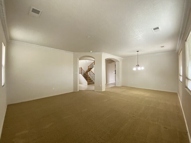 Foto del edificio - Large 5BR/2Story w/Balcony - Northern Meadows
