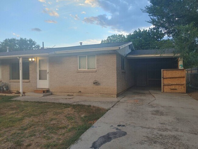 Foto del edificio - Quaint West Jordan Duplex w covered carport!
