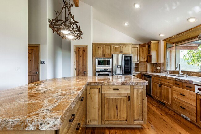 Building Photo - Beautiful Home Overlooking Jeremy Ranch Go...