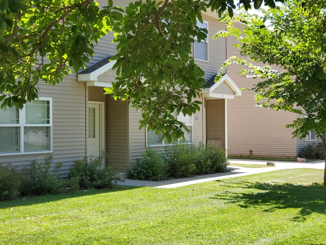 605 3rd Ave, Coralville, IA 52241 Townhome Rentals in Coralville IA