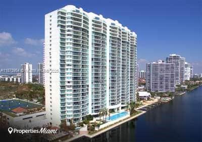 Foto principal - 3675 N Country Club Dr