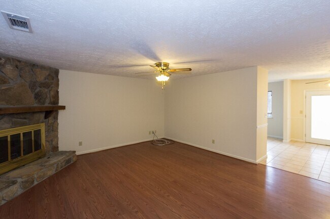 Foto del edificio - COMING SOON - Spacious 3 Bedroom, 2 Bathro...