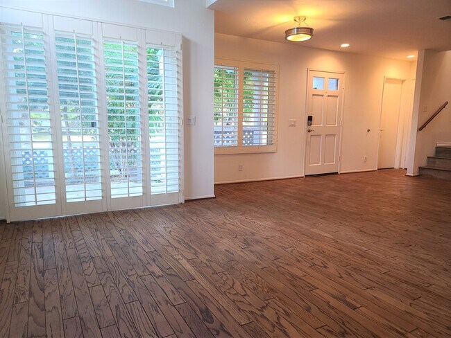 Building Photo - 607 Springbrook N