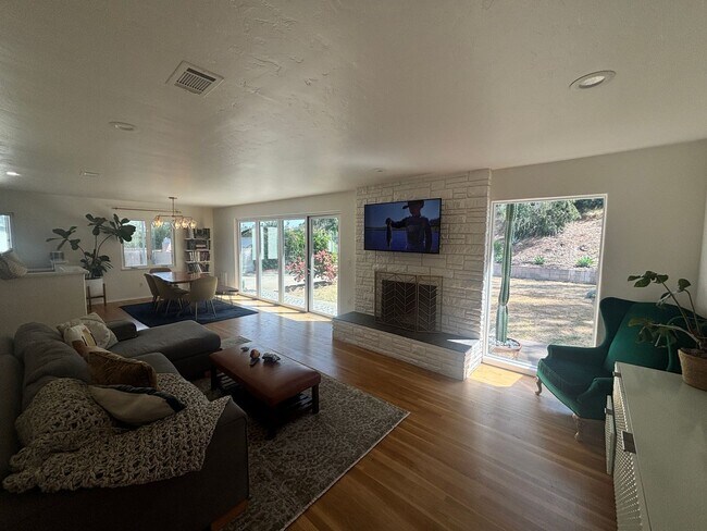 Foto del edificio - 3 Bedroom home with Huge Yard + Solar